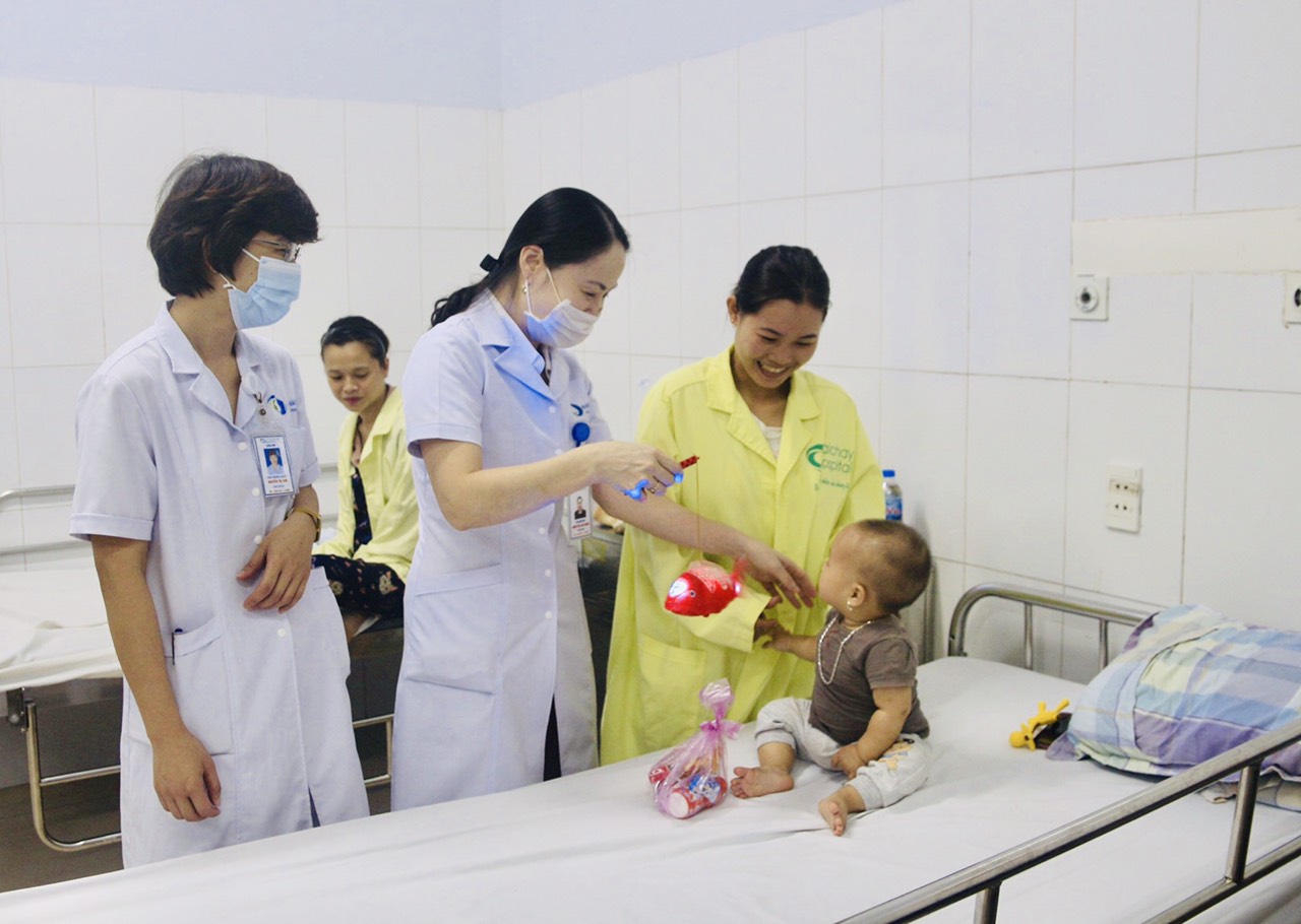 Bác sĩ CKII Đinh Thị Lan Oanh – Phó Giám đốc Bệnh viện Bãi Cháy tặng quà cho bệnh nhi tại Khoa Nhi – Bệnh viện Bãi Cháy
