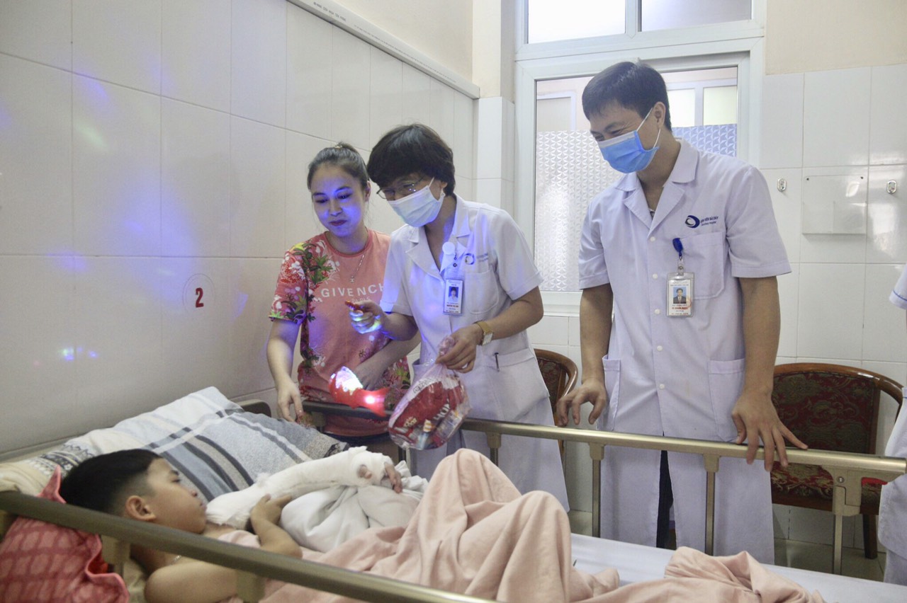 Các cán bộ, bác sĩ Bệnh viện Bãi Cháy đến tận giường bệnh trao quà cho các bệnh nhi nặng