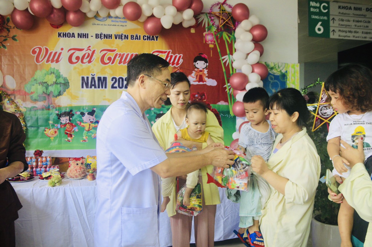 Bác sĩ CKI. Đỗ Văn Thịnh – Phó Giám đốc Bệnh viện Bãi Cháy tham dự, trao quà trung thu cho các bệnh nhi tại chương trình “Vui tết Trung thu”
