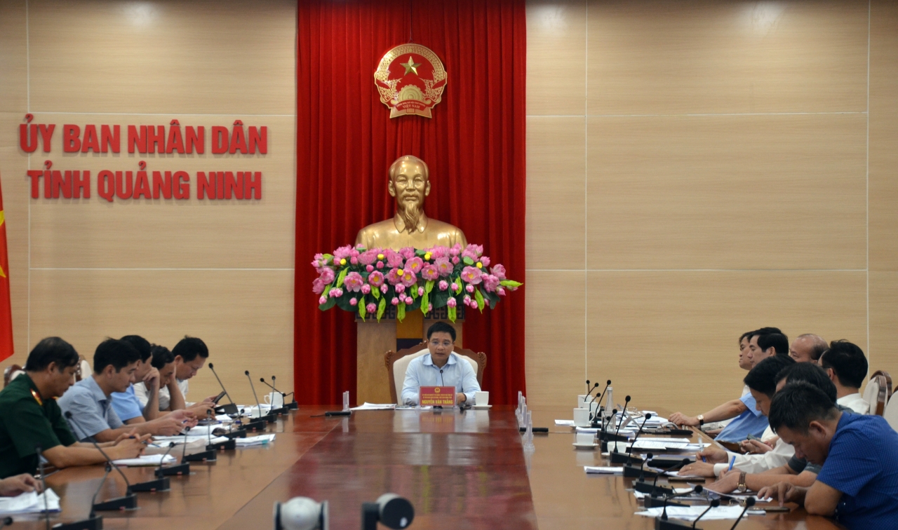 Đồng chí Nguyễn Văn Thắng, Chủ tịch UBND tỉnh, chủ trì cuộc họp.