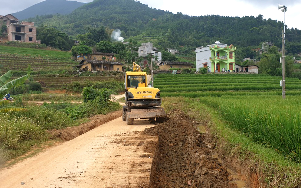 Đường lên các thôn có nhiều ruộng lúa ruộng bậc thang đẹp nhất của xã Lục Hồn đang được mở rộng.