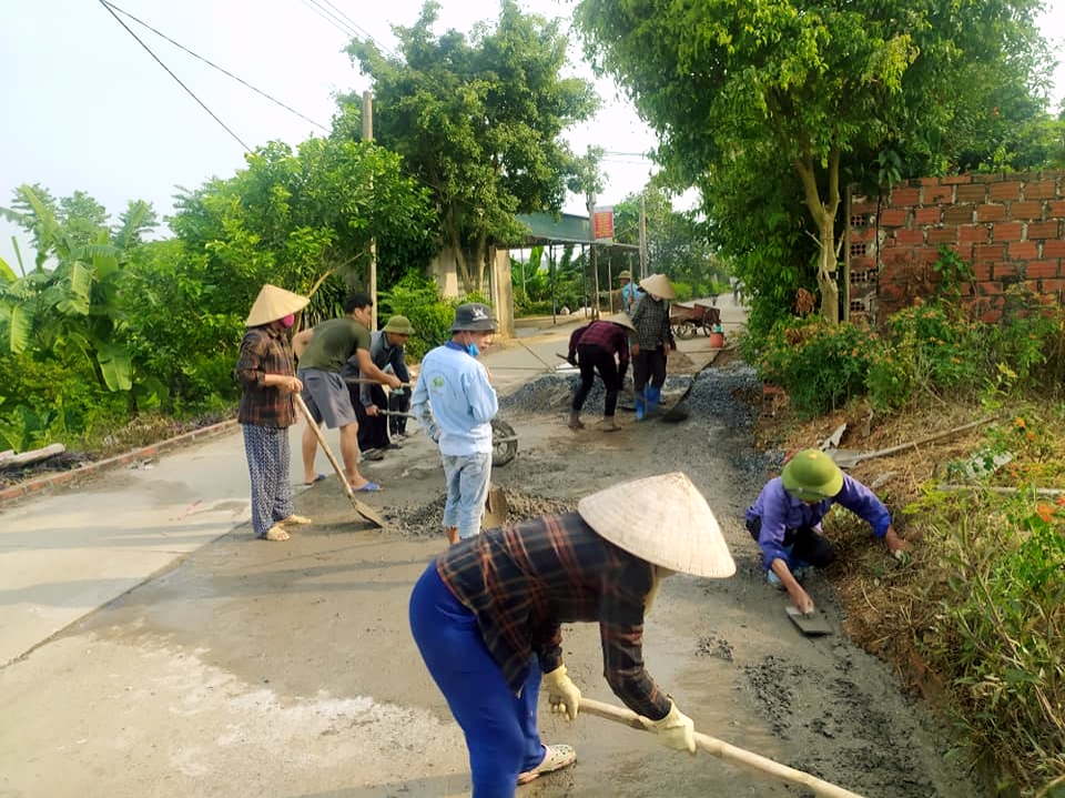Người dân trên địa bàn xã Việt Dân (TX Đông Triều) tích cực hưởng ứng phong trào Ngày chủ nhật xanh