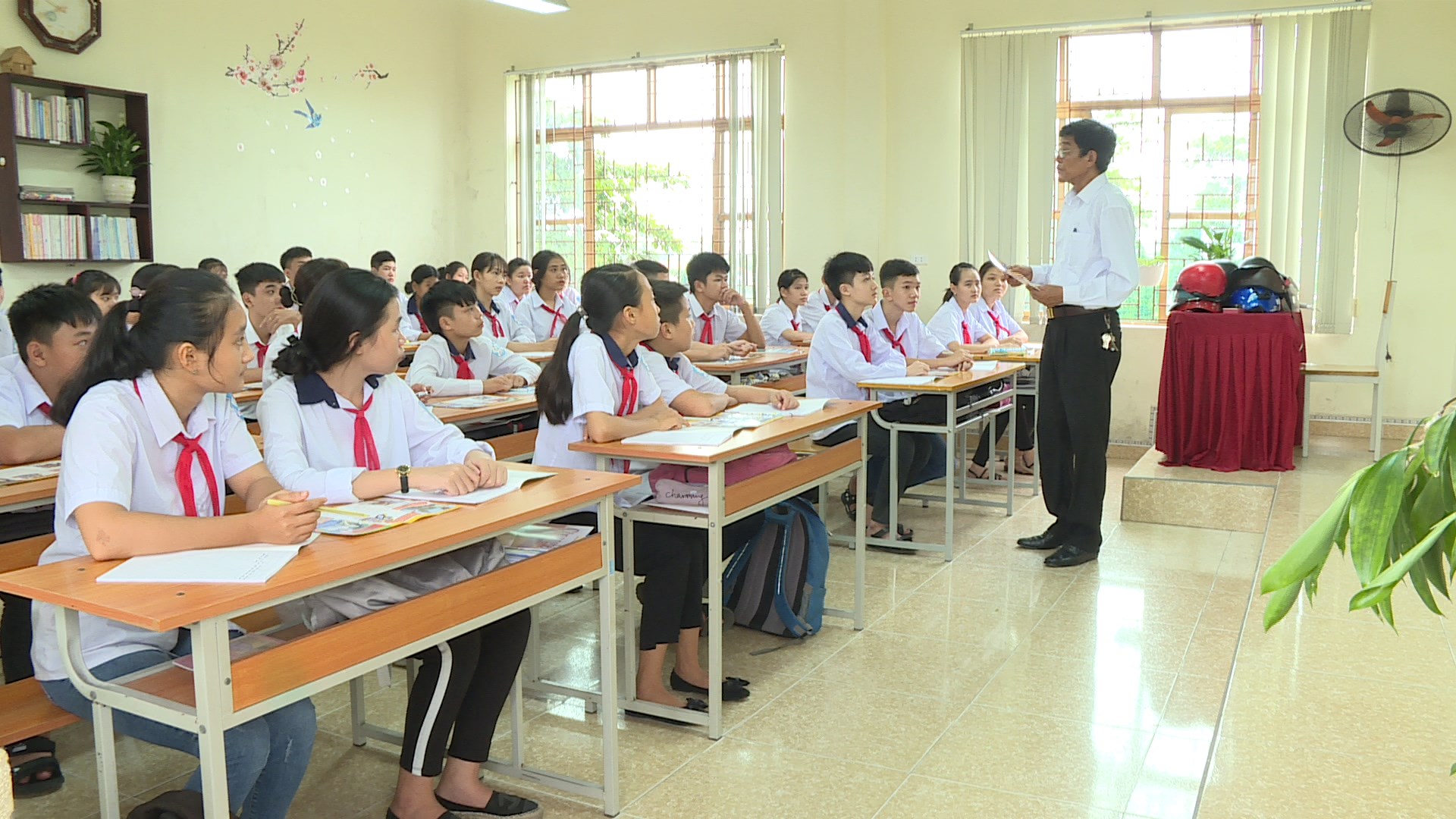 Ông Nguyễn Văn Bốn, Bí thư Chi bộ, Trưởng khu Xuân Quang (Yên Thọ, Đông Triều) tuyên truyền pháp luật cho các em học sinh.