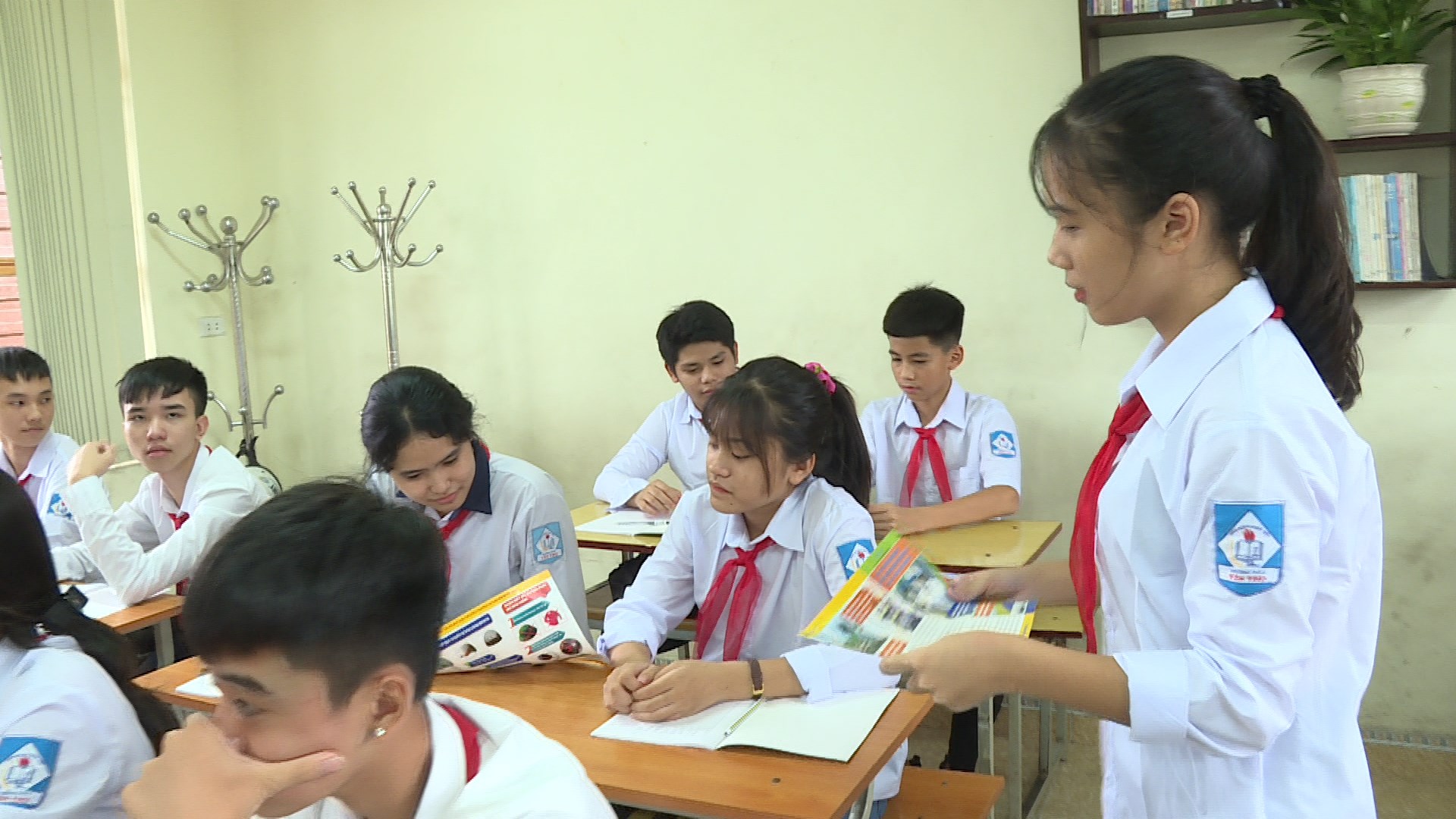 Học sinh Trường THCS Yên Thọ phát tờ rơi tuyên truyền Luật giao thông trong giờ học ngoại khoá.
