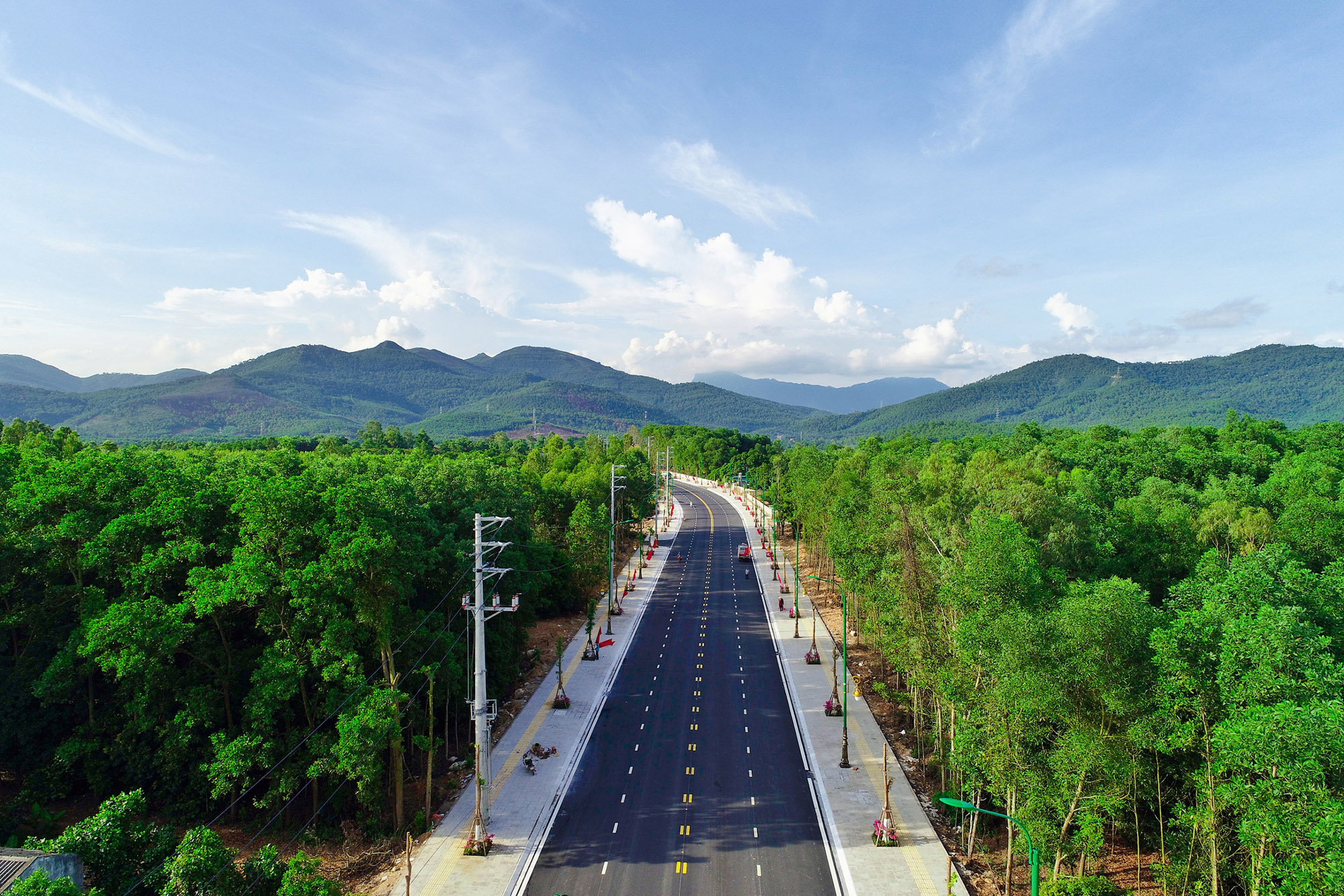 Dự án đường vào khu di tích Quốc gia đặc biệt Yên Tử hoàn thành, đưa vào sử dụng, tháng 9/2020.