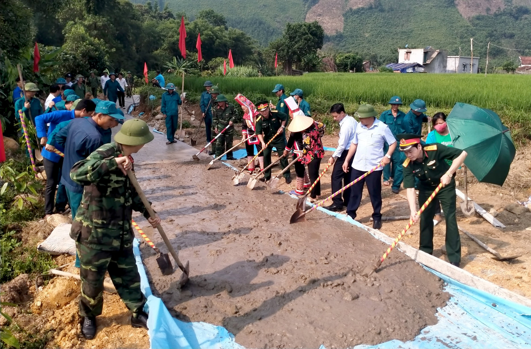 an CHQS huyện Đầm Hà phối hợp với Ban CHQS TP Uông Bí (Quảng Ninh) tổ chức khởi công xây dựng tuyến đường nông thôn mới tại bản Tài Sáy, xã Quảng Lâm (huyện Đầm Hà)