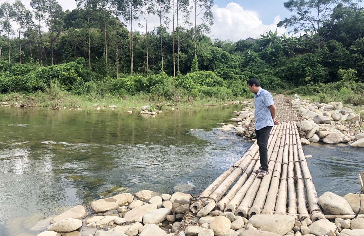 Hiện nay nhiều hộ dân ở xã Đông Ngũ phải dẫn nước trực tiếp từ suối Bình Sơn về sử dụng