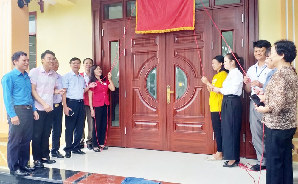 Lãnh đạo Hội CTĐ tỉnh cùng ban, ngành, đoàn thể TP Uông Bí và phường Phương Nam kéo băng khánh thành nhà nhân đạo- Mái ấm tình thương cho gia đình chị 