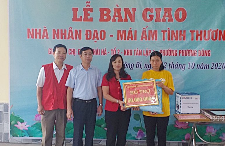 Bà Phí Thị Chỉ, Phó Chủ tịch Thường trực Hội CTĐ tỉnh thăm hỏi động viên nạn nhân vụ tai nạn giao thông tại huyện Tiên Yên (đầu tháng 7/2019)