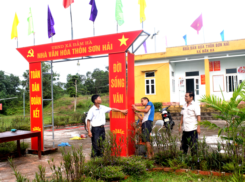 Ông Nguyễn Văn Trầm (ngoài cùng bên trái) cùng các cán bộ thôn Sơn Hải làm cổng chào nhà văn hóa thôn Chào mừng Đại hội Đảng bộ tỉnh.