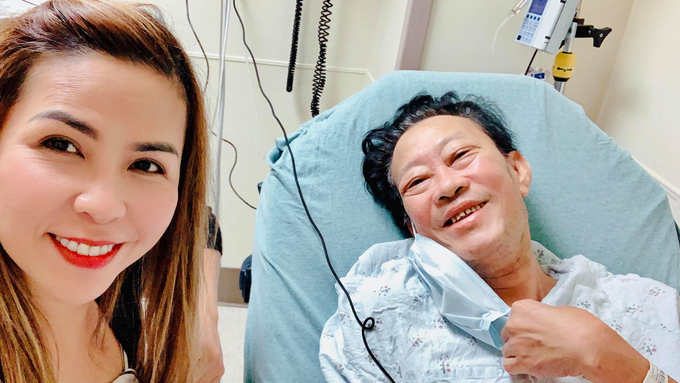 Lê Quang (phải) bên vợ - ca sĩ Cam Thơ sau ca phẫu thuật cắt bàn chân phải tại Mỹ. Chị cho biết anh luôn giữ tinh thần lạc quan dù trải qua thử thách về sức khỏe. Ảnh: Cam Thơ.