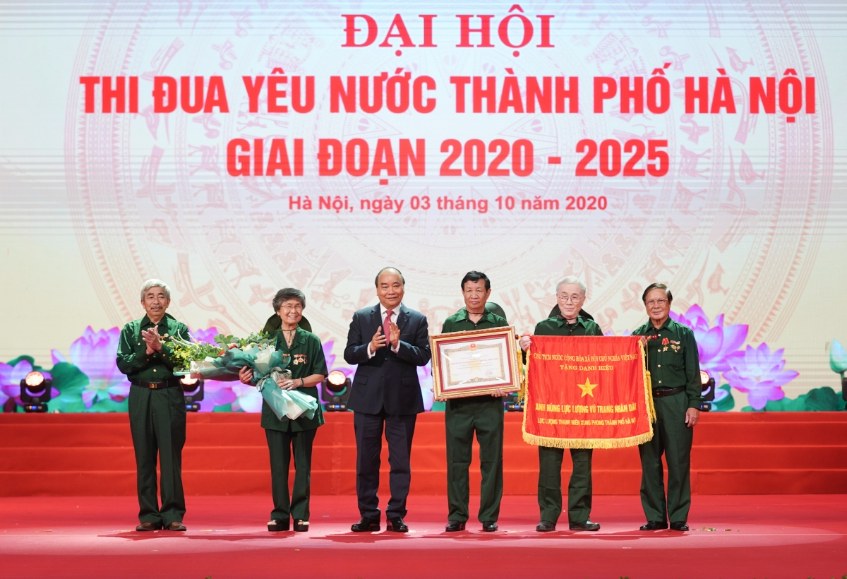 Thủ tướng Nguyễn Xuân Phúc trao danh hiệu Anh hùng lực lượng vũ trang nhân dân tặng Lực lượng thanh niên xung phong TP. Hà Nội. (Ảnh: VGP)