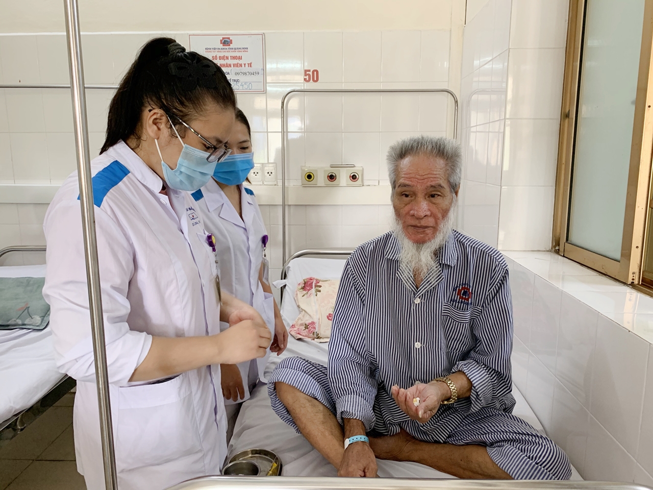 Sinh viên Trưởng Cao đẳng Y tế Quảng Ninh thực tập tại khoa Nội, Bệnh viện Đa khoa tỉnh.