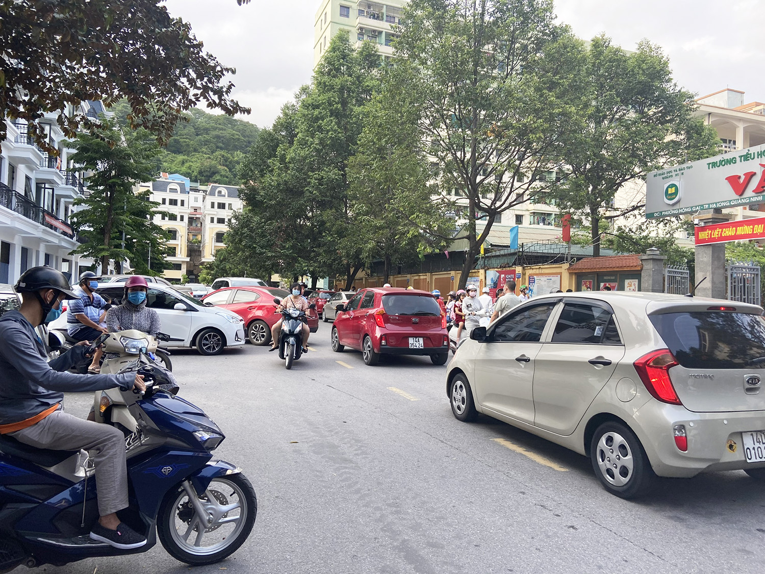 Nhiều phương tiện tham gia giao thông dừng, đỗ không đúng quy định tại khu vực cổng Trường TH, THCS THPT Văn Lang (TP Hạ Long) 