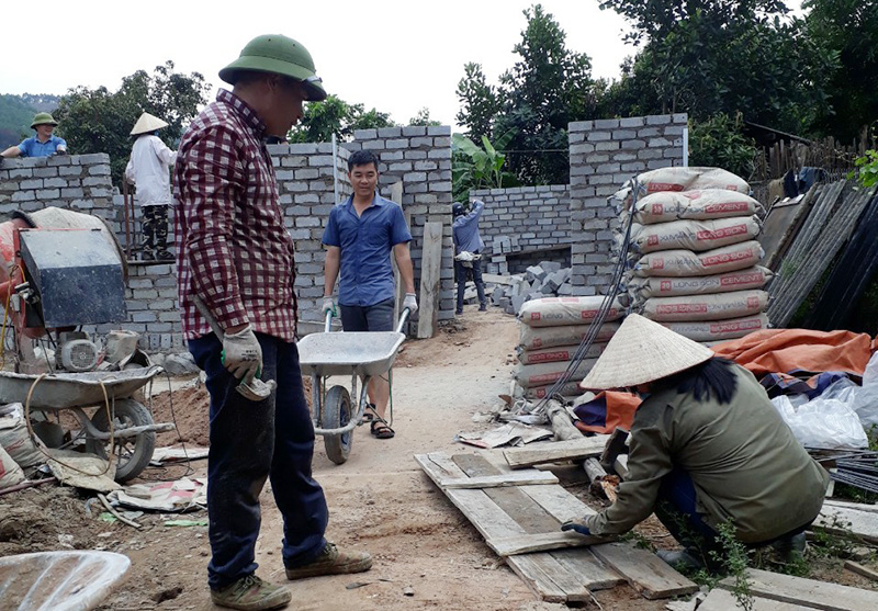 Trung tá Tô Xuân Cường tham gia xây nhà ở cho gia đình ông Chíu A Sám (thôn Mạ Chạt, xã Vô Ngại).