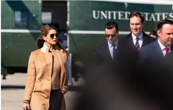 Bà Hope Hicks, ông Luna (đeo kính đen) đều dương tính với virus corona. Ảnh: AP