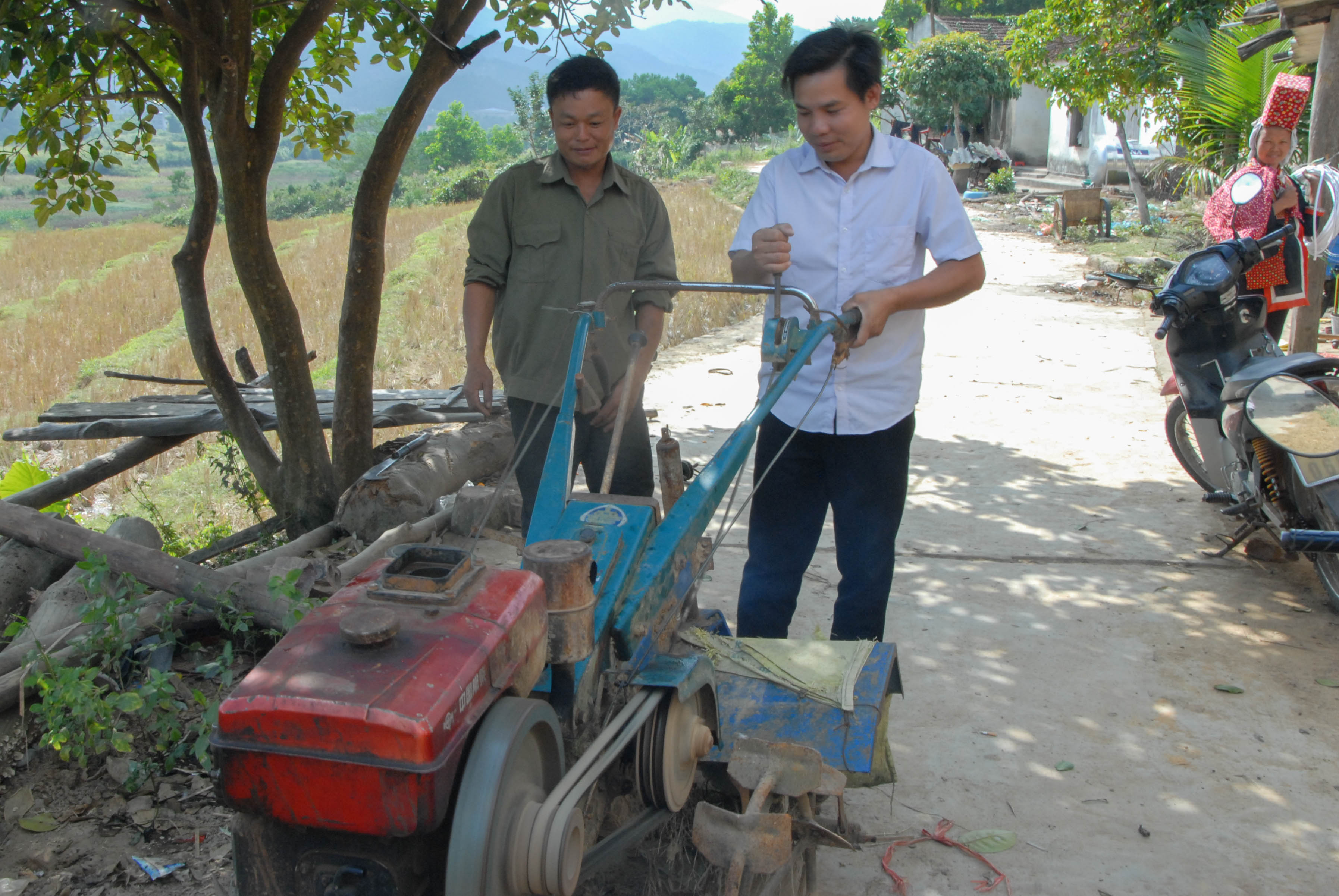 Cán bộ bản Nà Sa, xã Hoành Mô (huyện Bình Liêu) nắm tình hình sản xuất của các hộ dân địa phương.