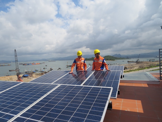 Công ty Điện lực Quảng Ninh kiểm tra hệ thống điện mặt trời áp mái tại gia đình ông Đào Quang Tuấn (khu 7, phường Cao Xanh, TP Hạ Long).
