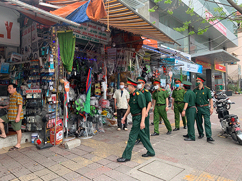 Các cơ quan đoàn thể phường Cẩm Trung (TP Cẩm Phả) đi tuyên truyền, nhăc nhở người dân không lấn chiếm vỉa hè làm nơi kinh doanh. 