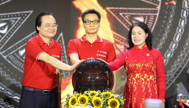 Phó Thủ tưởng Vũ Đức Đam, Bộ trưởng Phùng Xuân Nhạ và đại diện Hội chữ thập đỏ Việt Nam thực hiện nghi thức ra mắt các nền tảng công nghệ, trong đó có iGiaoduc.vn.