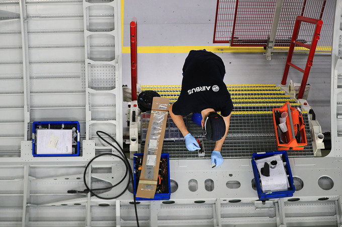 Một công nhân Airbus trong dây chuyền sản xuất máy bay A320. Ảnh: Bloomberg.