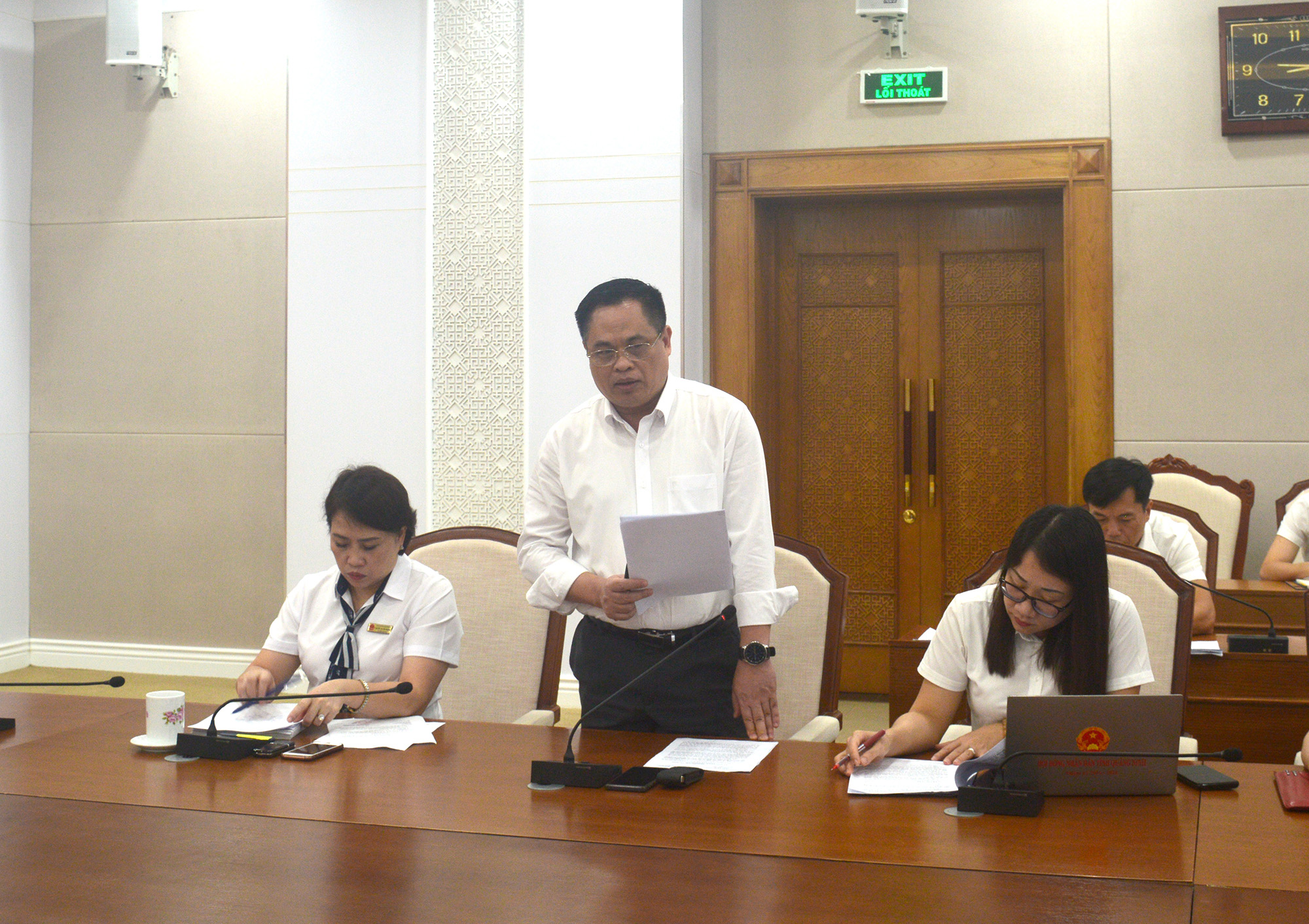Đồng chí Phạm Ngọc Thủy, Giám đốc Sở Du lịch báo cáo nội dung chương trình, hoạt động kích cầu du lịch. 