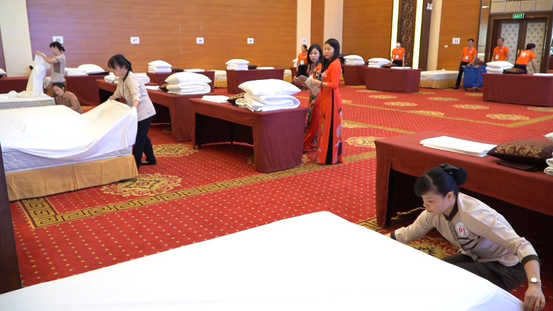 Các thí sinh tham gia phần thi thực hành, nội dung Buồng của Hội thi.