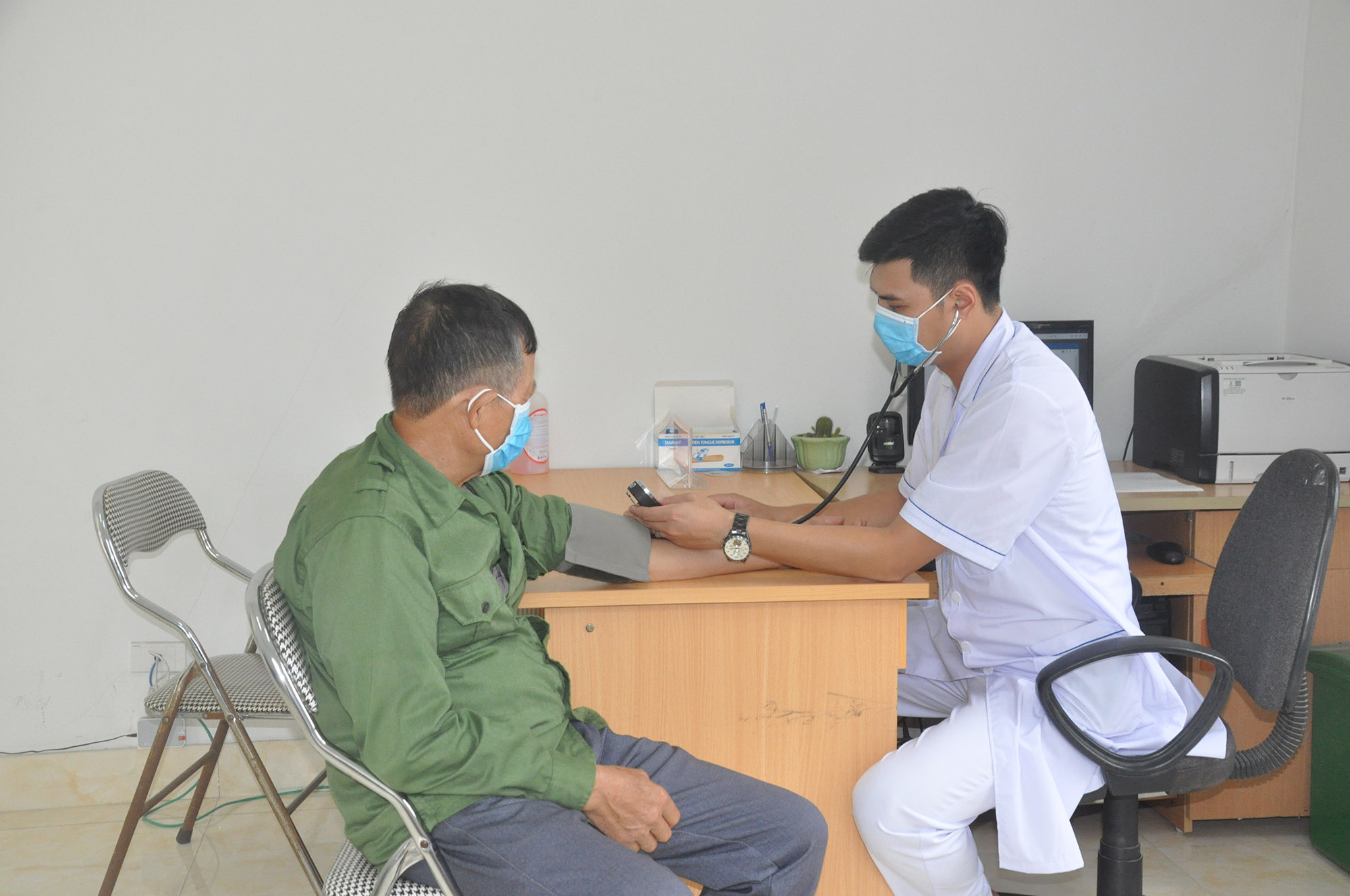 Bác sĩ khám cho ông Nguyễn Duy Ch, khu 