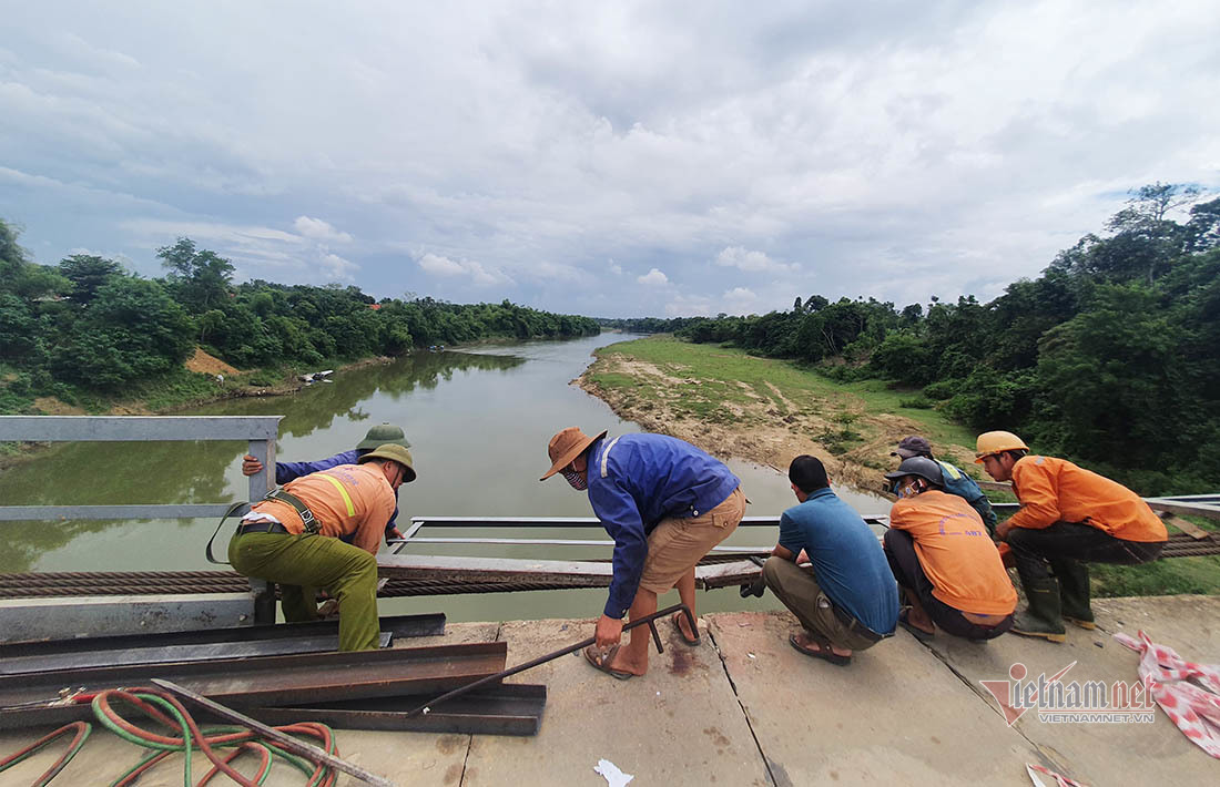 Nhóm công nhân đang khắc phục lan can sau vụ TNGT ô tô đâm xe máy lao xuống sông