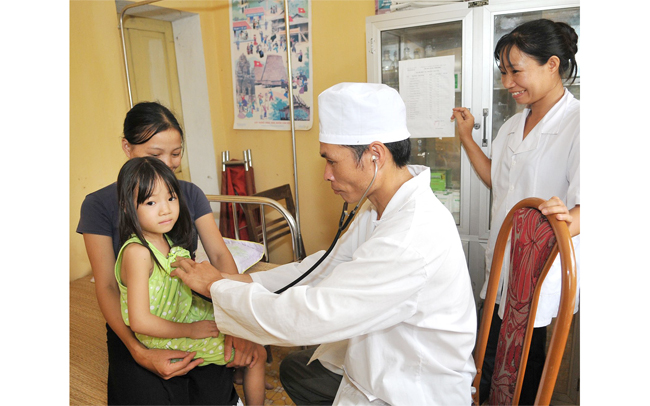 Khám bệnh cho trẻ em dân tộc thiểu số tại Trạm Y tế xã Tam Lư, huyện Quan Sơn (Thanh Hóa). Ảnh: Nguyễn ĐĂNG