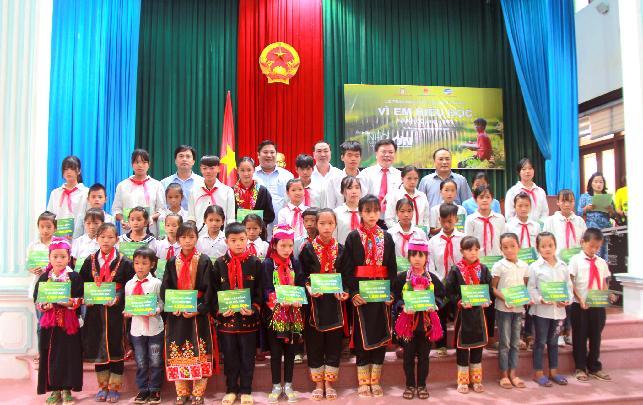 Các đồng chí lãnh đạo huyện Ba Chẽ và Viettel Quảng Ninh trao học bổng “Vì em hiếu học” năm 2020.