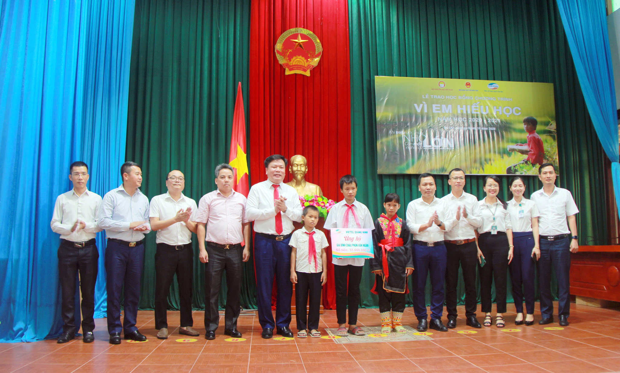 Công đoàn Viettel Quảng Ninh trao 55 triệu đồng cho các học sinh mồ côi cả cha mẹ trong vụ đuối nước.