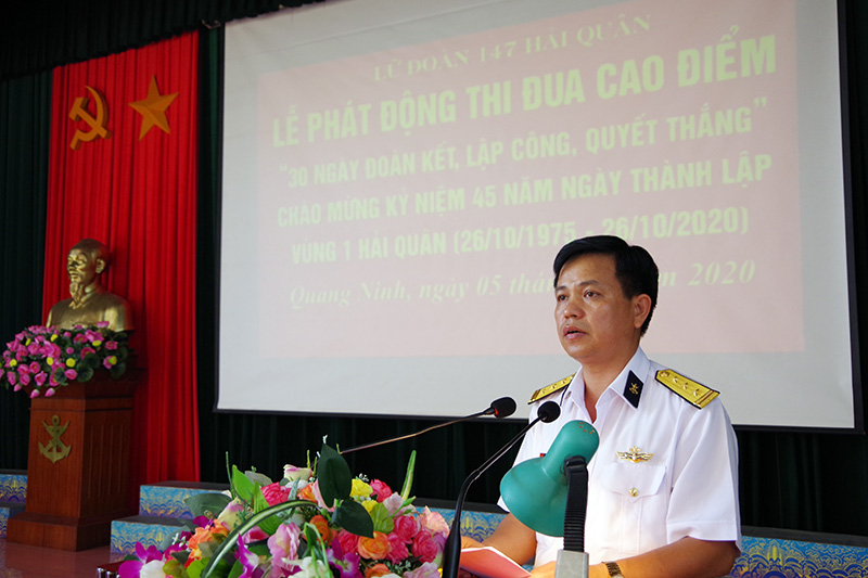 Thượng tá Phạm Kim Tuyến, Bí thứ Đảng ủy, Chính ủy Lữ đoàn quán triệt nội dung, chỉ tiêu thi đua.