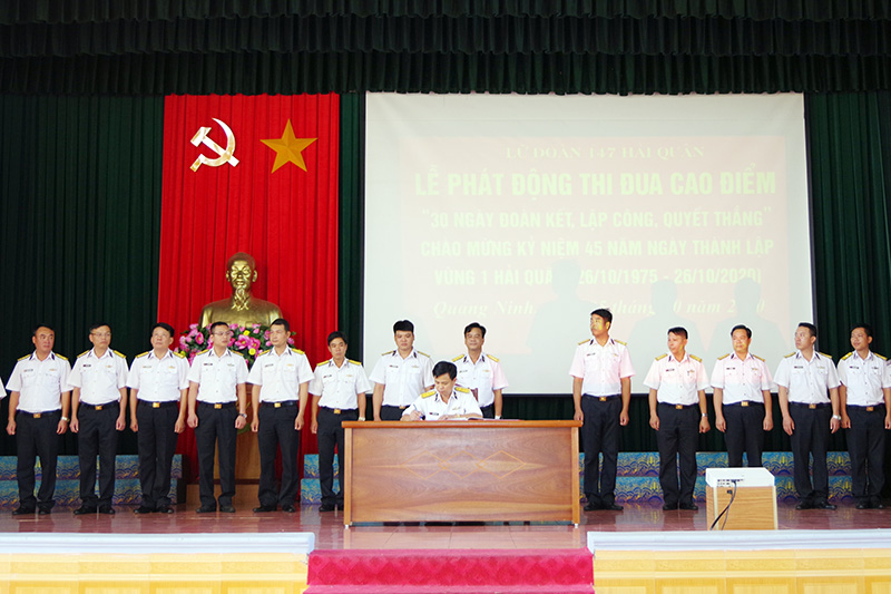 Đại diện các cơ quan, đơn vị trong Lữ đoàn ký kết giao ước thi đua.