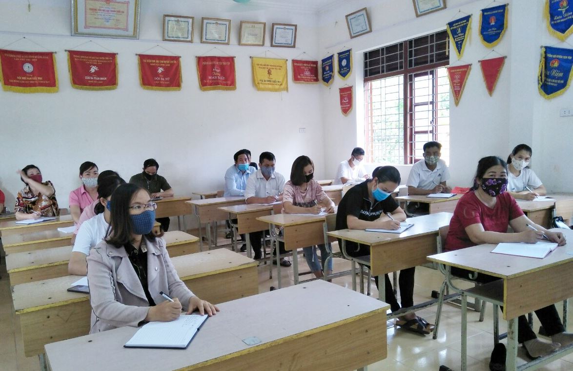 Cán bộ giáo viên Trường Tiểu học Phong Dụ tham gia tập huấn phương pháp dạy học trước diễn biến phức tạp của dịch Covid-19. 