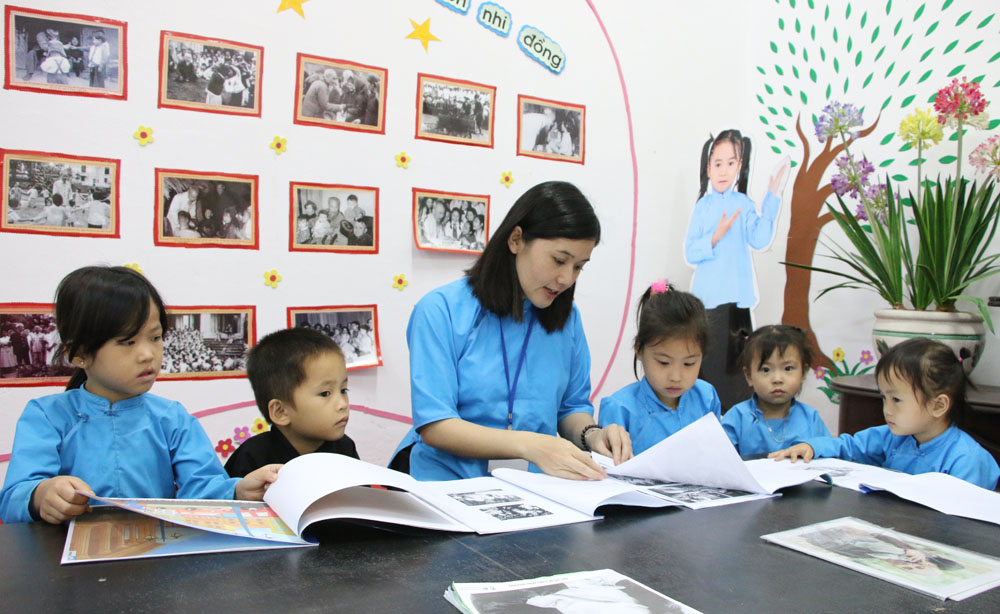 Cô giáo Lý Thị Mai đọc sách học sinh tại thư viên của trường
