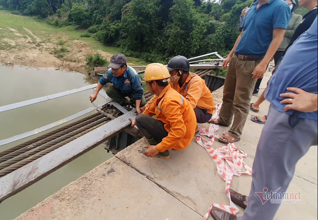 Vị trí chiếc xe lao xuống sông - Ảnh: VietNamNet