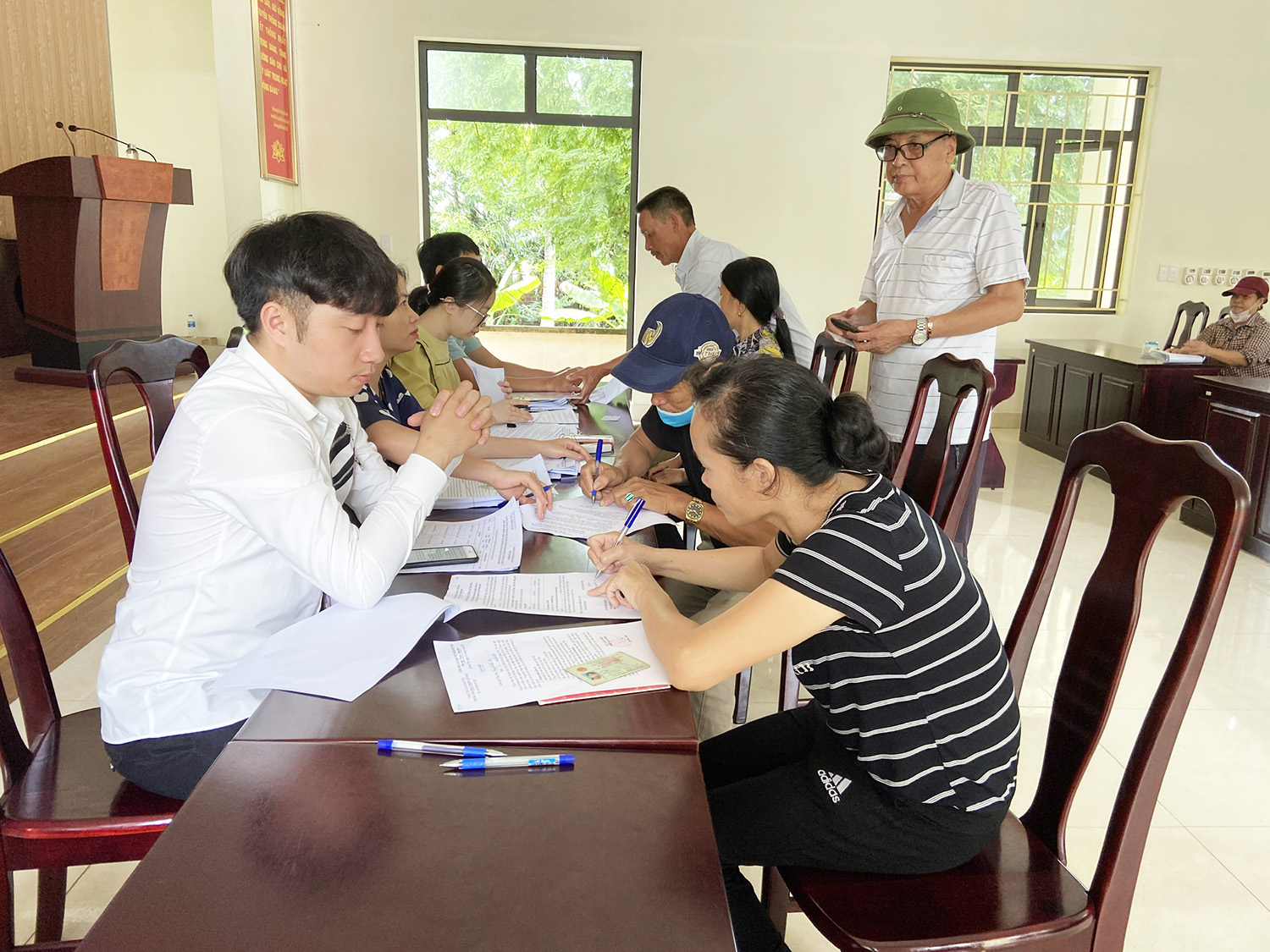 Trung tâm Phát triển quỹ đất thị xã phối hợp với UBND xã Liên Hòa chi trả tiền đền bù GPMB thực hiện Dự án KCN Bắc Tiền Phong. 