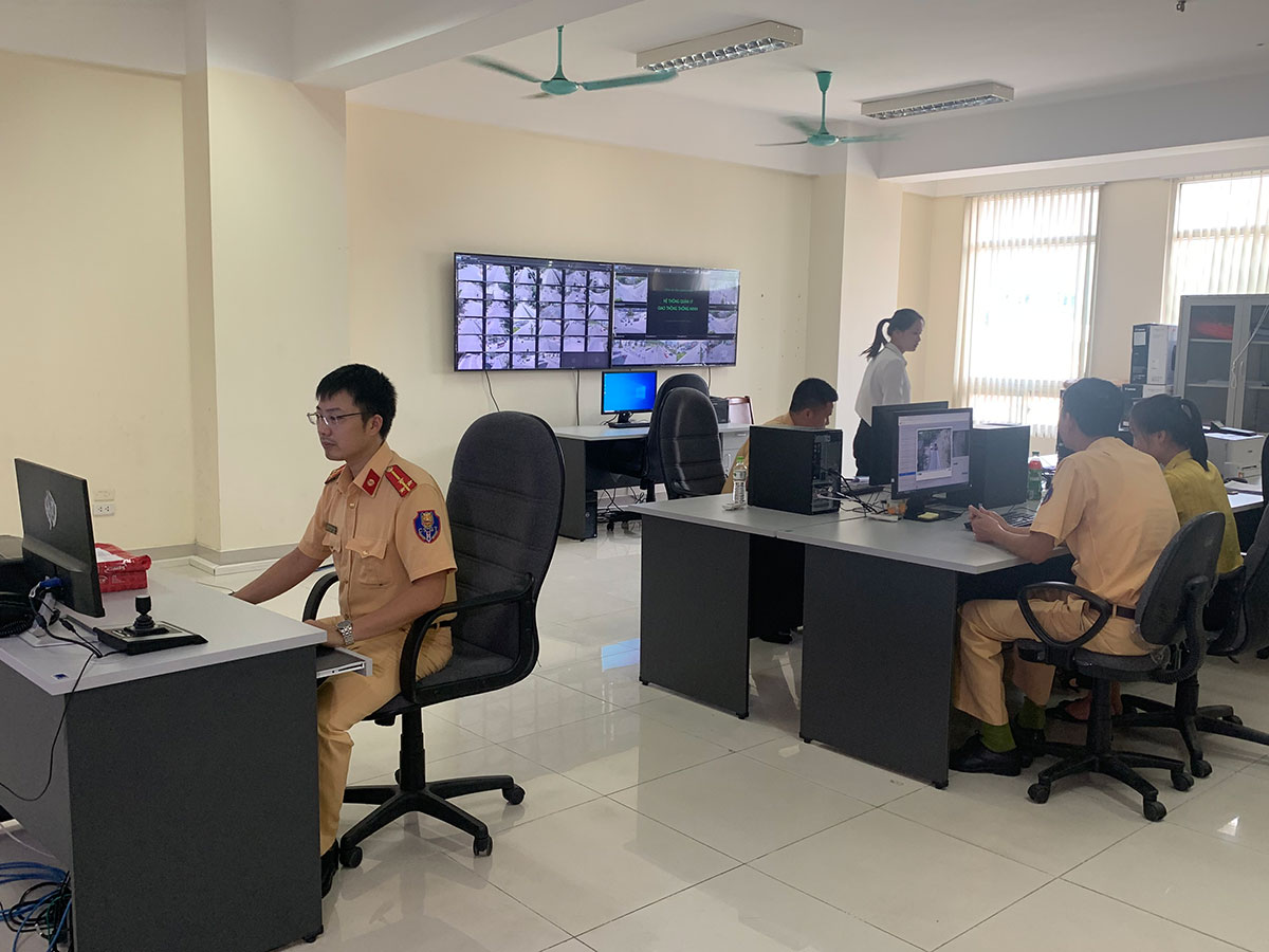 Cán bộ Phòng CSGT đường bộ, đường sắt Công an tỉnh Quảng Ninh đang theo dõi các phương tiện thông qua màn hình Camera giám sát giao thông.