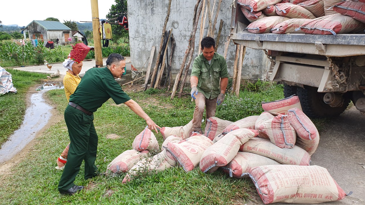 105 tấn xi măng do Hội CCB tỉnh và huyện Hải Hà được giao đến từng gia đình trên địa bàn xã Quảng Sơn.
