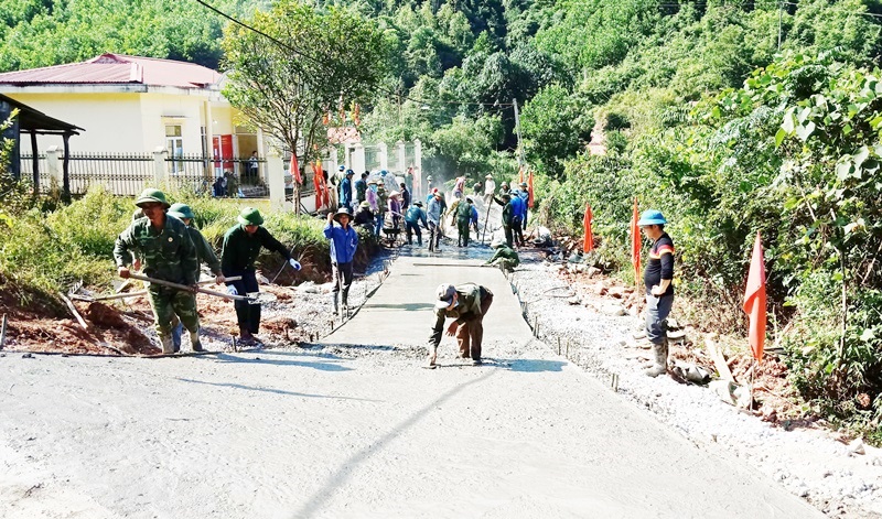 CCB cùng nhân dân tham gia thi công tuyến đường vào thôn Đài Van, xã Đài Xuyên (Vân Đồn). 