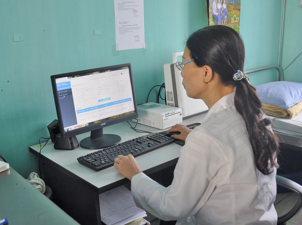 Cập nhật thông tin sức khỏe bệnh nhân vào hồ sơ sức khỏe điện tử tại Trạm Y tế xã Tiền An (Quảng Yên).