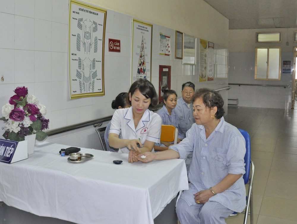 Xét nghiệm tiểu đường cho bệnh nhân tại Bệnh viện Đa khoa tỉnh.