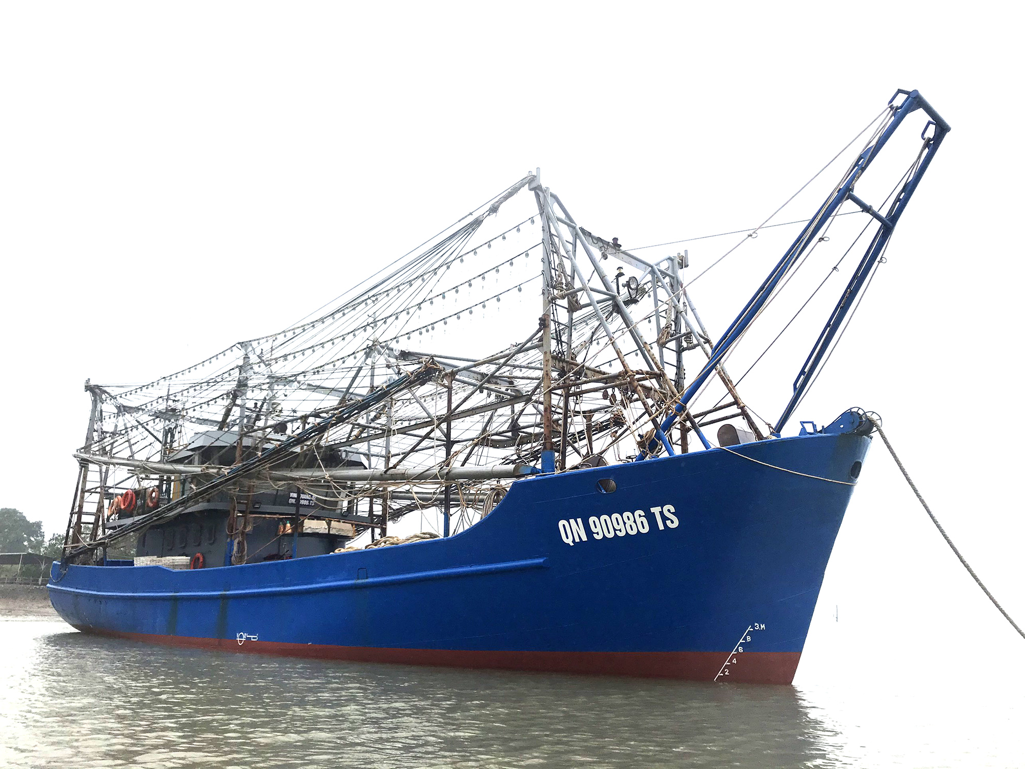 Mẫu tàu đánh cá tại TX Quảng Yên được sơn và viết số đăng ký đúng quy định. 