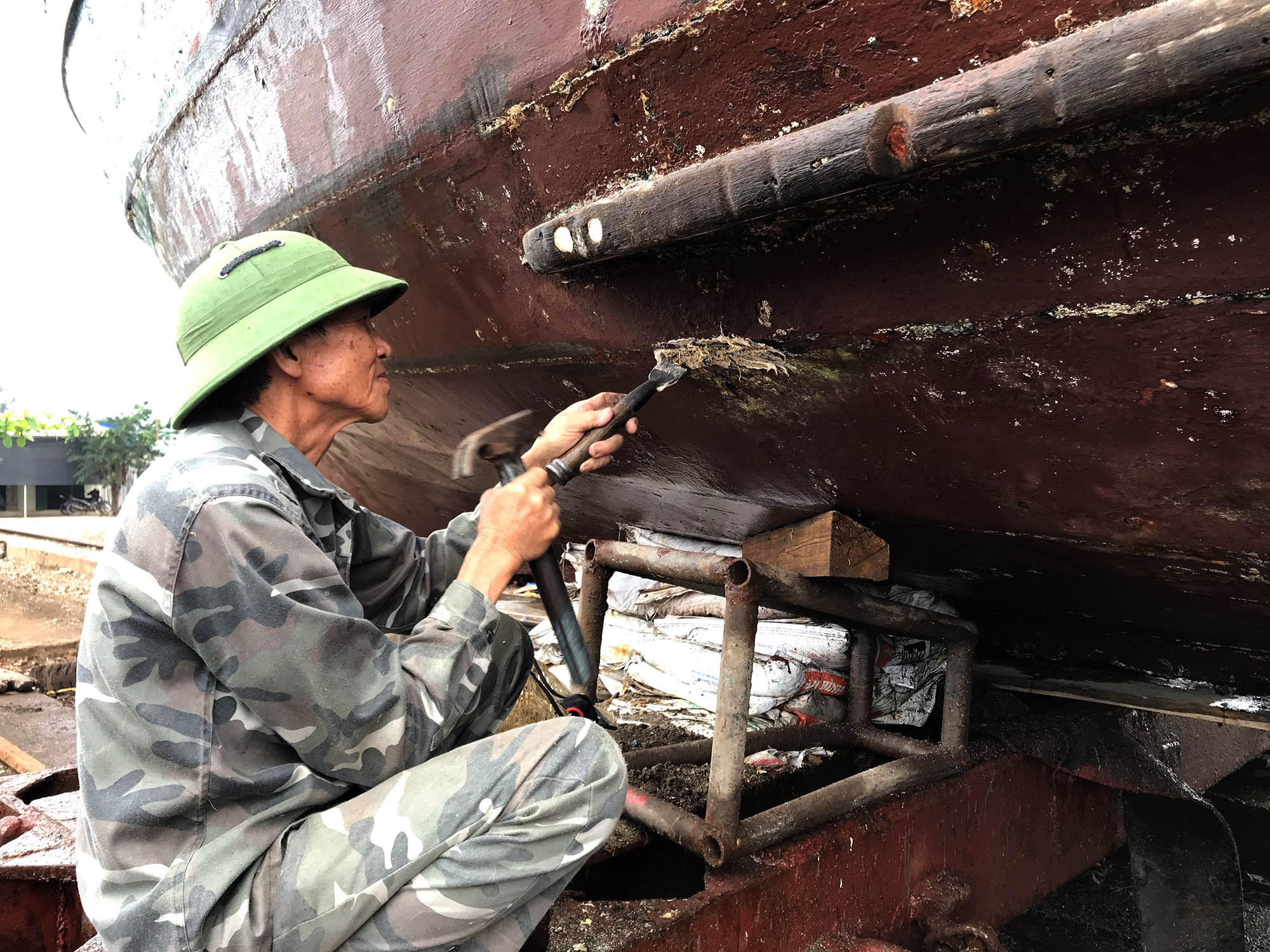 Người dân huyện Vân Đồn sơn sửa lại tàu thuyền theo đúng quy định của Thông tư 23. 
