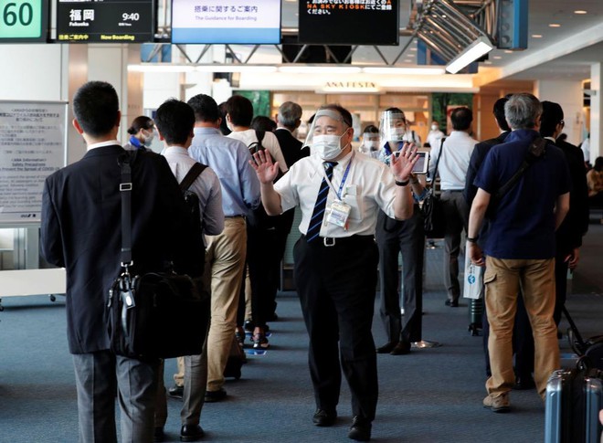 Hành khách nhập cảnh tại sân bay quốc tế Haneda ở Tokyo