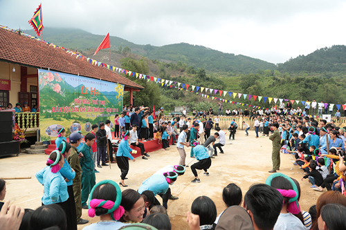 Nông thôn mới khởi sắc, đời sống văn hóa tinh thần của người dân vùng cao ngày càng được nâng lên thông qua các hoạt động lễ hội văn hóa, thể thao.