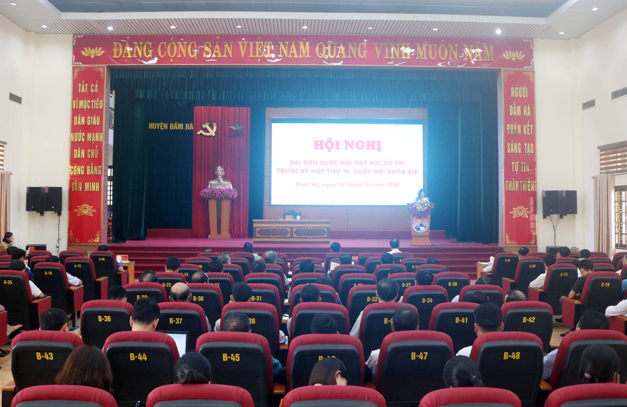 Quang cảnh hội nghị tiếp xúc cử tri của ĐBQH Ngô Thị Minh tại huyện Đầm Hà.