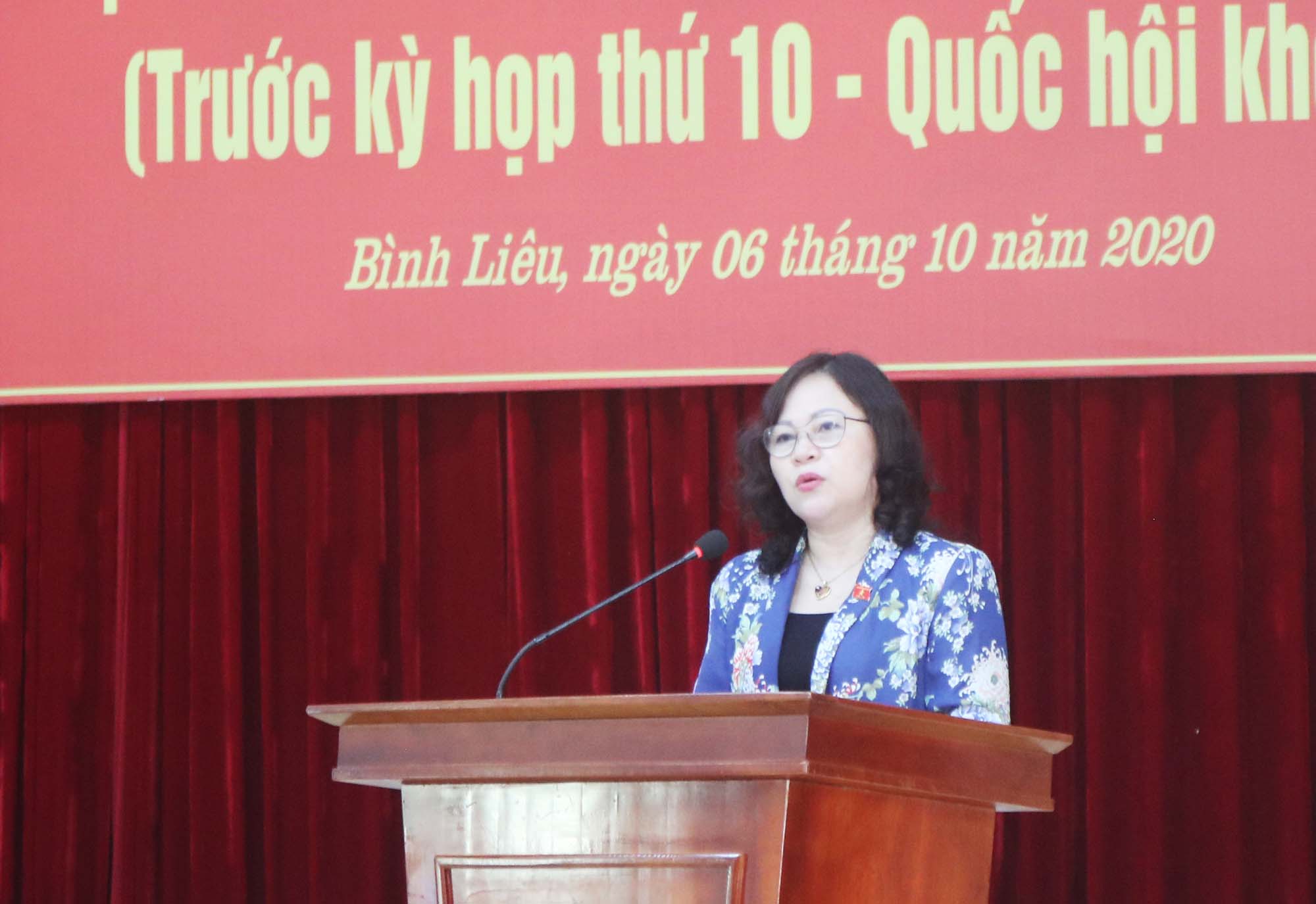 Đại biểu Ngô Thị Minh thông tin tới cử tri huyện Bình Liêu về chương trình, nội dung kỳ họp thứ 10, Quốc hội khóa XIV.