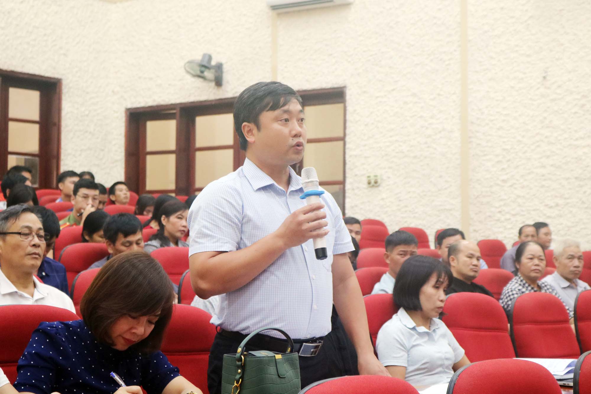 Cử tri huyện Bình Liêu phát biểu ý kiến tại hội nghị.